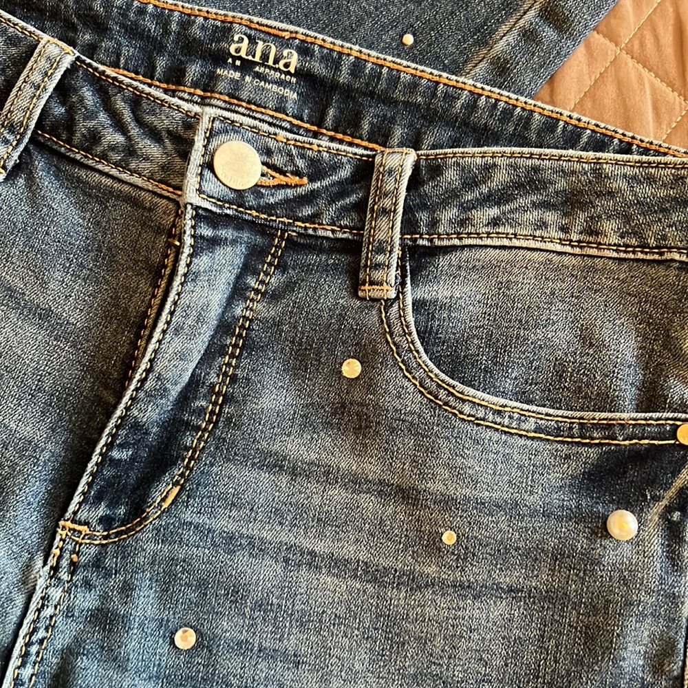 EUC Ana skinny jean w pearls size 10